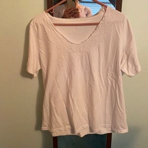 Whit shirt with deco around collar.